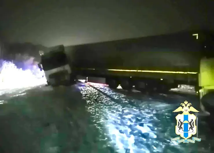 Страшная авария в Новосибирской области: при столкновении легковушки с фурой погибли шесть человек, в том числе трое детей