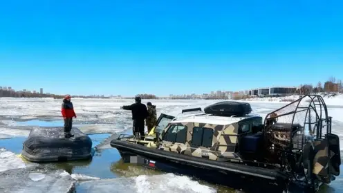 Аэролодка с тремя людьми перевернулась на Оби в Новосибирске