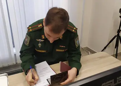 В Красноярске 8 бывших мигрантов получили повестки в военкомат после полицейского рейда на рынок в Советском районе