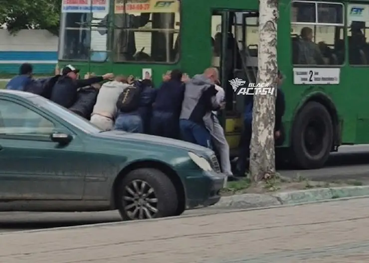 Жителям Новосибирска утром 22 июня пришлось толкать троллейбус