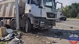 В Красноярске лоб в лоб столкнулись два грузовика: один водитель погиб В Красноярске лоб в лоб столкнулись два грузовика: один водитель погиб