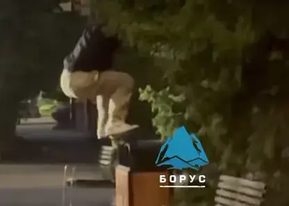 Скейтеры прокатились по новой урне в центре Красноярска и вызвали у местных недовольство