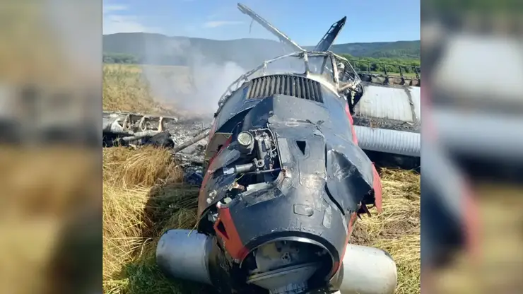 Из‑за технической неисправности самолёт аварийно сел в поле на Сахалине и загорелся