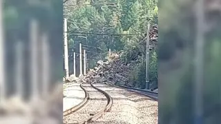 Скальная порода обрушилась на железнодорожные пути в Читинском округе