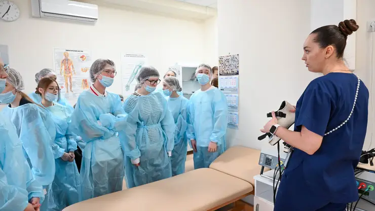 Красноярским старшеклассникам провели практическую экскурсию в краевой онкодиспансер