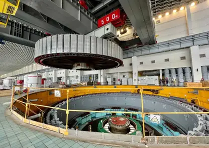 900-тонный ротор установили на Красноярской ГЭС в кратер модернизированного гидроагрегата