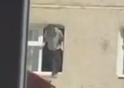 Подросток выпал из окна многоэтажки в Иркутске. Он выжил (видео)