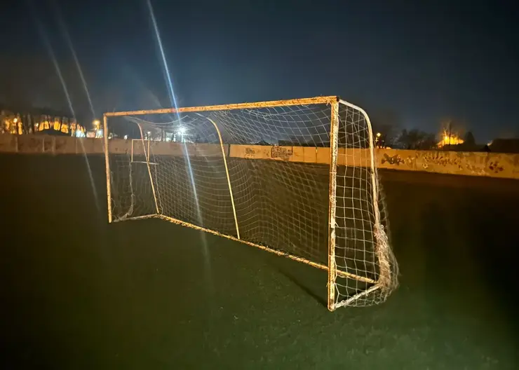 В Канске на 3-летнюю девочку упали футбольные ворота. Малышка в больнице