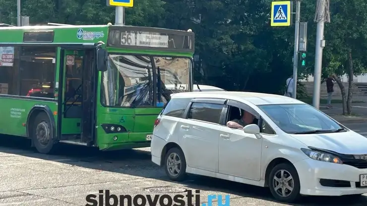 В центре Красноярска произошло ДТП с участием автобуса
