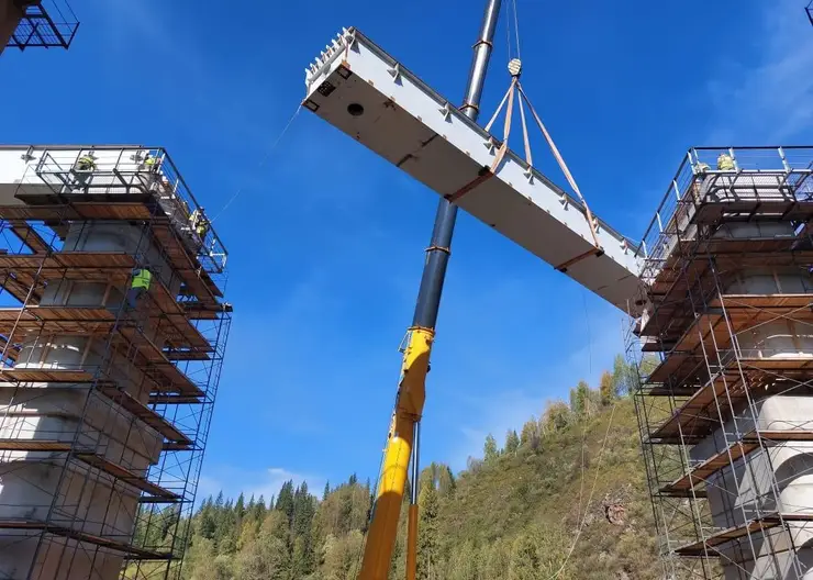 Красноярская железная дорога возводит мост через реку Канзыбу в горах Восточного Саяна