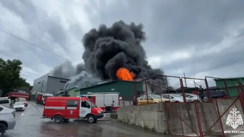 Во Владивостоке произошел крупный пожар на складе
