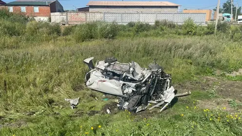 Поезд снес внедорожник, медленно выехавший на ж/д пути в Благовещенске. Водитель машины скончался на месте