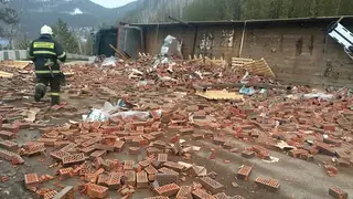 Фура с кирпичами опрокинулся на трассе под Красноярском