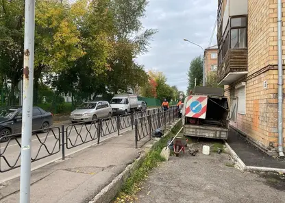 В Красноярске на ул. Толстого установили двойной забор