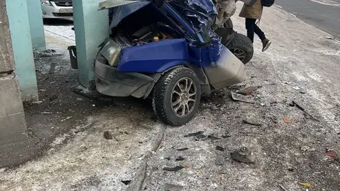В Красноярске водителю автокрана стало плохо и он наехал на припаркованный автомобиль