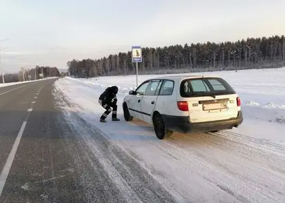 Застрявшую на трассе семью из Бурятии спасли сотрудники ГИБДД