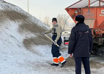 В Красноярске сотрудники ГИБДД выявляют и ликвидируют опасные горки