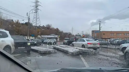 В Красноярске движение на Брянской парализовали, выпавшие на дорогу бетонные плиты