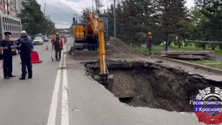 В центре Красноярска провалился асфальт на двух полосах движения. Там огромная пробка