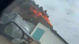 «Люди там»: два жилых дома горят в Солонцах под Красноярском. В одном из них человек (видео)