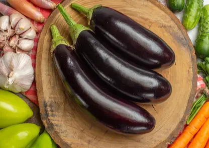 Помогает похудеть: красноярцам рассказали о пользе и вреде баклажана