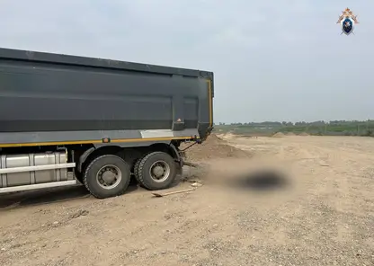 Молодой водитель самосвала погиб от удара током в Красноярске