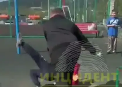 В Иркутске здоровый мужик швырнул 10-летнего ребенка на асфальт (видео)