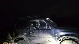 В Уссурийске водитель без прав перевозил пассажира на крыше внедорожника — тот упал и погиб