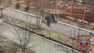 Компания детей на самокатах устроила ДТП прямо в школьном дворе в Красноярске Компания детей на самокатах устроила ДТП прямо в школьном дворе в Красноярске