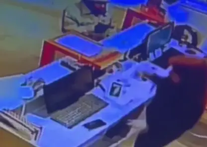 В Красноярском крае мужчина с игрушечным пистолетом ограбил салон сотовой связи