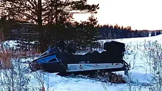 Два ребенка опрокинулись на снегоходе в Иркутской области: один из них погиб