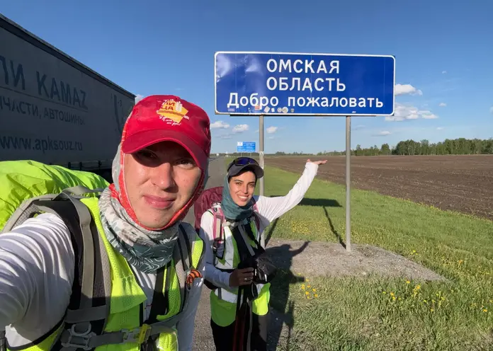 Семейная пара пешком преодолела путь от Москвы до Омской области