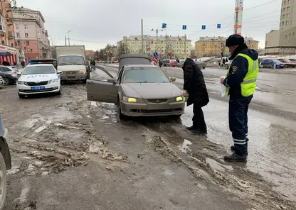 Сотрудники ГИБДД призвали красноярских водителей чистить госномера на автомобилях