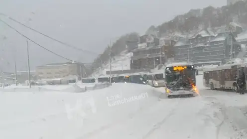 Камчатка парализована снежным циклоном: город утонул в сугробах