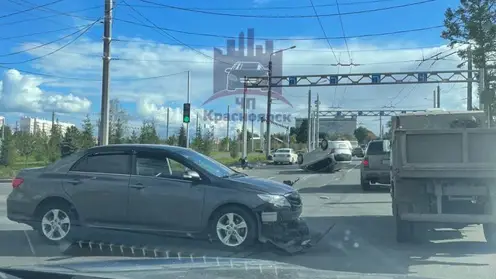 В Красноярске в районе Николаевского моста перевернулась Honda 