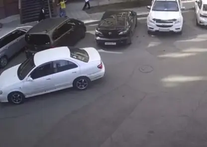 Во дворе дома на Краснодарской сбили 8-летнюю девочку (видео)