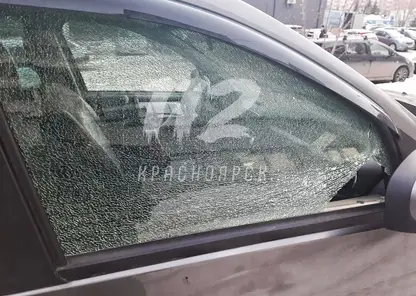 В Красноярске неизвестные расстреляли две машины из пневматики