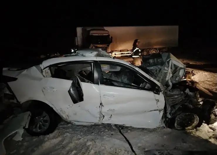 В Красноярском крае в ДТП с фурой погибли водитель легковушки и его пассажирка