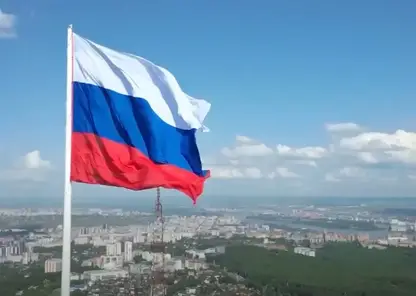 В честь Дня России на Николаевской сопке в Красноярске подняли государственный флаг