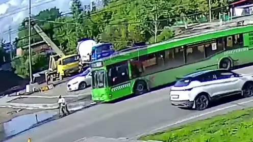 В Красноярске автобус сбил 11-летнего школьника, выехавшего на дорогу на самокате