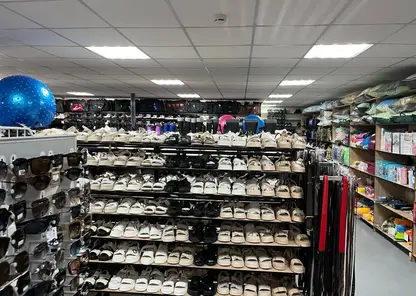 Поддельные сандалии и кепки продавали в магазине Богучанского района