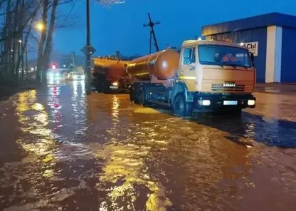 В Красноярске откачали «6 000 ванн» воды с улиц