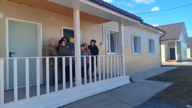 Ещё 9 семей погорельцев из Красноярского края получили ключи от новых домов