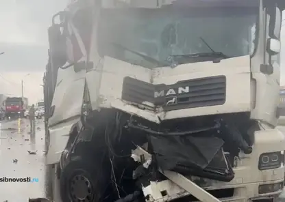 В Красноярске мусоровоз подрезал автовоз груженный 6-ю машинами, что привело к ДТП. Пострадавший остался без работы и с долгами