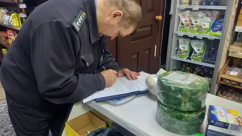 В Хакасии специалисты Россельхознадзора уничтожили санкционный сыр