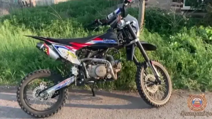 В Красноярском крае девочка на самокате и мальчик на питбайке устроили ДТП