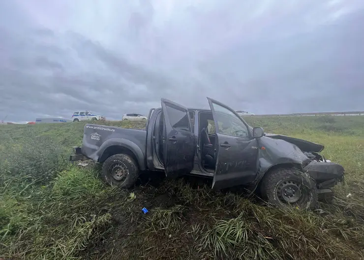 В Красноярском крае трое детей пострадали после опрокидывания Toyota Hilux