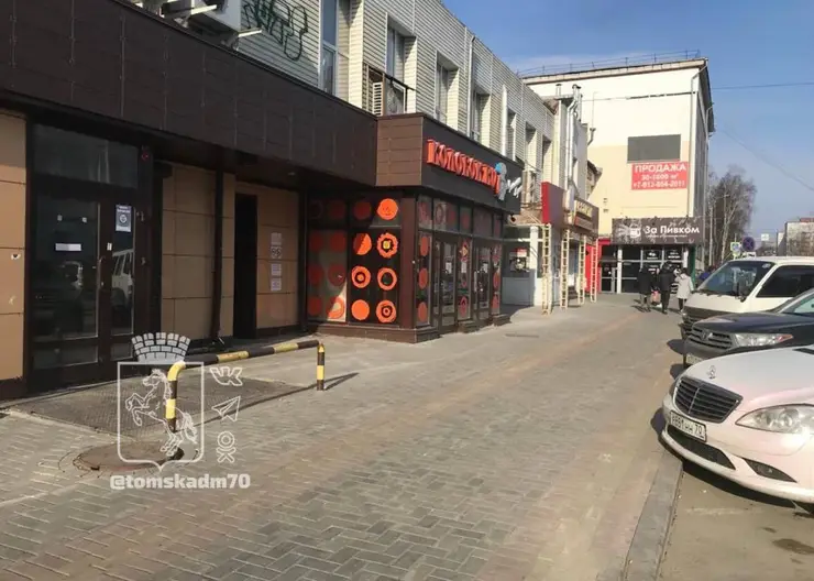В Томске у здания бывшего электролампового завода обвалился карниз