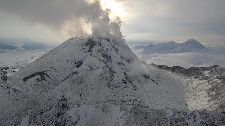 Вулкан Безымянный начал извергаться на Камчатке