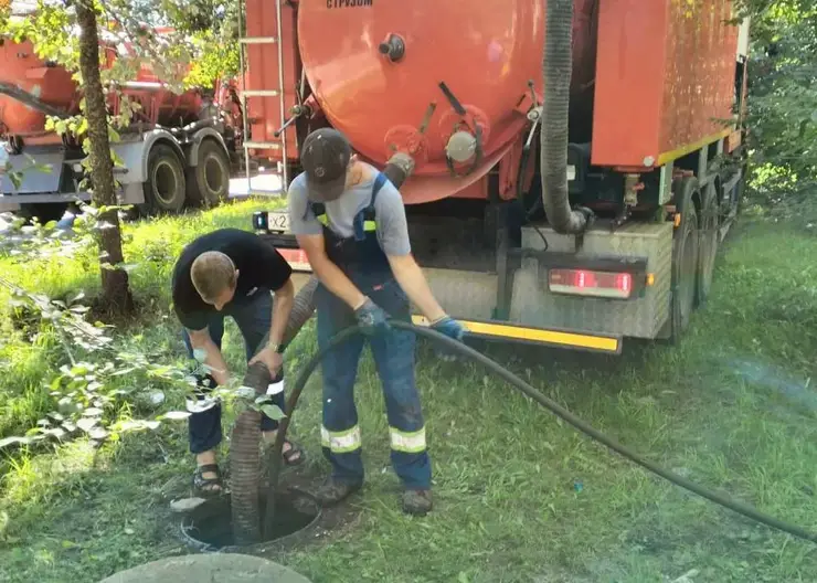 В Красноярске дорожники готовят ливневки к осени